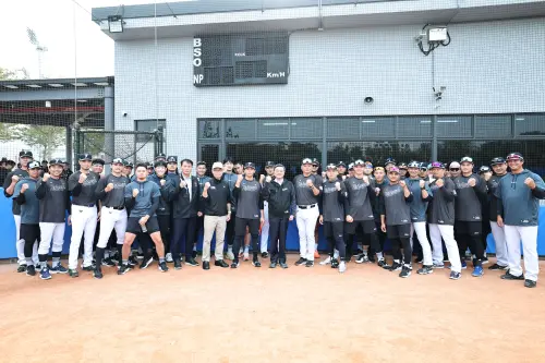 ▲卓榮泰院長在致詞時提到，2024年世界12強棒球賽中華隊奪冠的畫面至今仍讓國人熱血沸騰。他分享自己日前觀賞了《冠軍之路》電影，對球員們背後的汗水與淚水深受感動。（圖／中職提供）