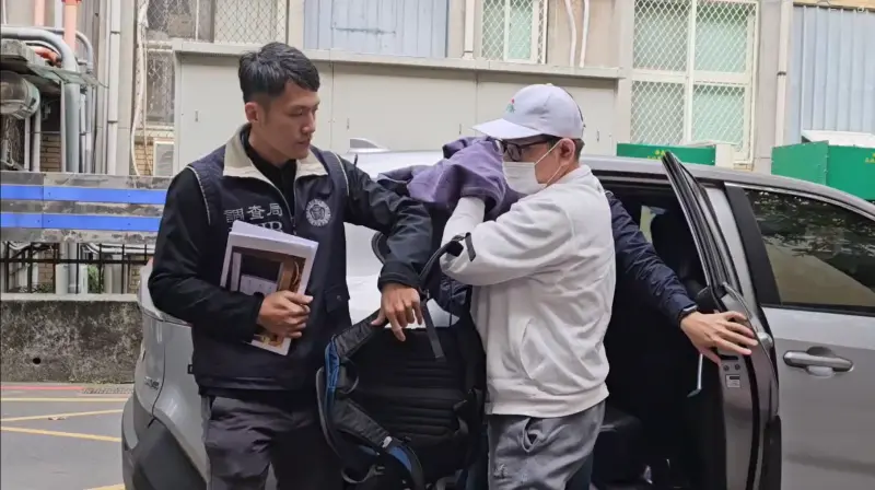 ▲邱志豪2025年12月初才因為另一件吸金案遭起訴求刑18年,移審交保不到2個月又被拘提。(圖/翻攝畫面)