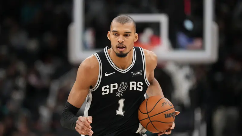 ▲「NBA 2K26」稍早更新最新一期的球員分數，聖安東尼奧馬刺當家球星「斑馬」文班亞馬（Victor Wembanyama）又加1分，總分來到96分。暴龍後衛奎克利（Immanuel Quickley）則被許多人認為遭嚴重低估。（圖／美聯社／達志影像）