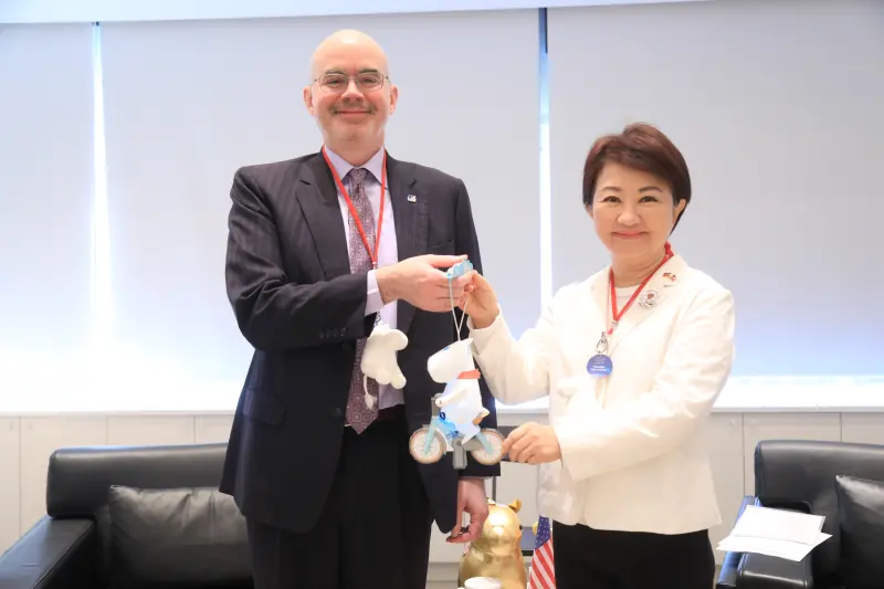 ▲盧秀燕送姆明小提燈給美國在台協會處長谷立言。（圖／台中市政府提供，2026.01.30）