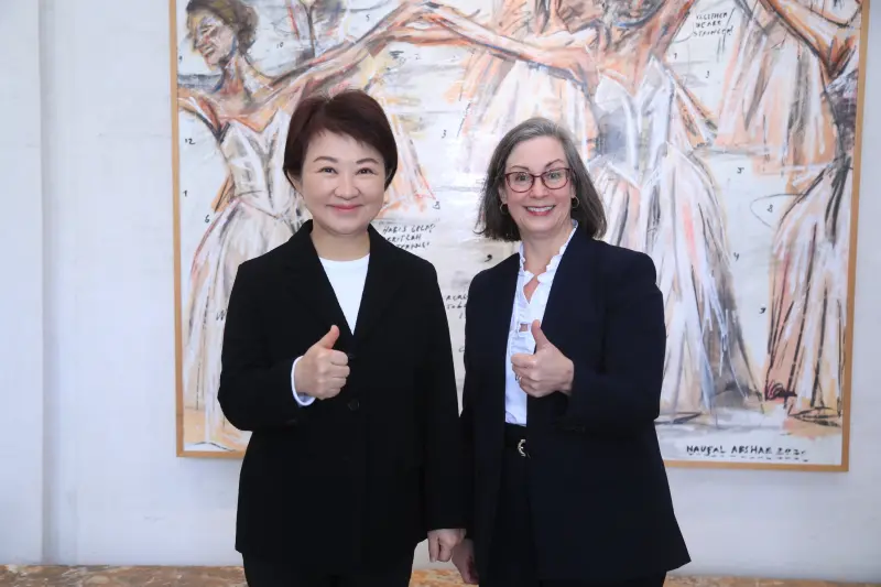 ▲藍鶯第一次到台中,透露在美國最愛台灣傳統口味的珍珠奶茶。(圖/台中市政府提供,2026.01.30)