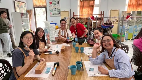 ▲東南亞旅遊業者於高雄南勝社區參與手作體驗活動，透過實作方式認識在地農業與生活工藝，展現高雄農村旅遊兼具體驗性與文化深度的特色。（圖／高市府農業局提供）