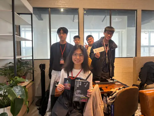 ▲參賽者台大社會大三Friska與其他學校科系的參賽者一起組隊，預計以衛星觀測植物疾病為主題參賽。（圖／記者李青縈攝）