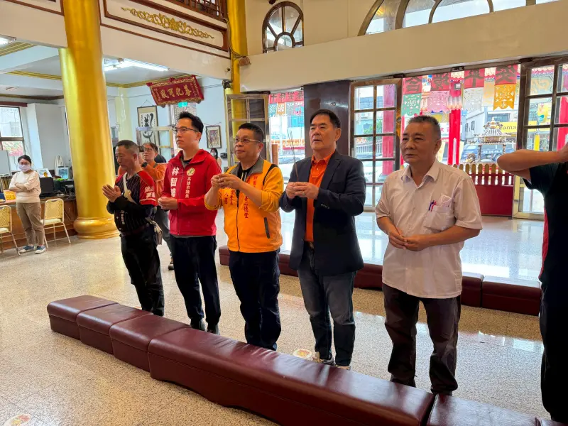 ▲五甲關帝廟開出今年最早國運詩，該籤詩關鍵字就是「新氣象、拚經濟、國泰民安！」意表台灣經濟將越來越好。(圖／高市議員林智鴻辦公室提供)