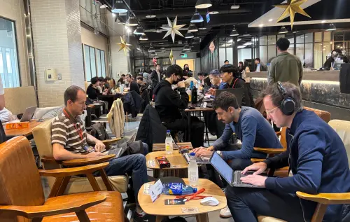 ▲台法太空創新黑客松今日起跑，有超過30組團隊參賽，將24小時密集工作、Pitch後，在明天選出得獎隊伍，代表台灣前往法國波爾多。（圖／記者李青縈攝）