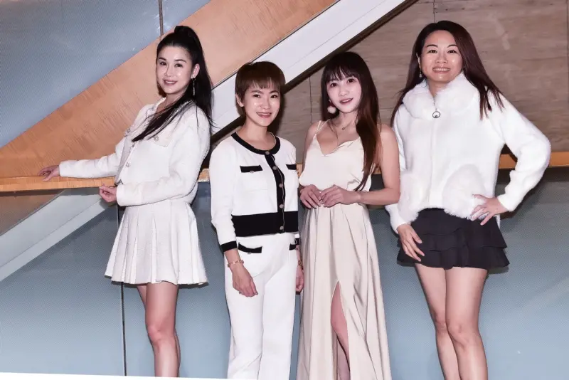 ▲由王宥忻（右2）領軍的熟女團體F40，今（30）日舉辦歲末尾牙活動。王宥忻透露F40成員入選標準皆需歷經人生「驚濤駭浪」，盼以眾人從谷底重生的勵志經歷，鼓勵所有女性勇敢追尋幸福。左起為艾軒、關關、王宥忻、Cony。（圖／女神愛啪啪提供）