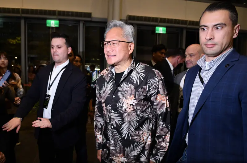 ▲輝達執行長黃仁勳今日晚間出席輝達尾牙，一襲深色的「夏威夷風」花襯衫，十分驚艷。（圖╱記者林柏年攝）