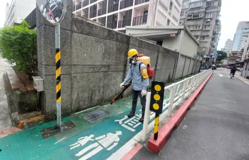 ▲北市爆國內首例漢他病毒，衛生局在個案住家周邊發現了老鼠出沒的痕跡，且環境檢測顯示周遭鼠隻呈現陽性反應。（圖／北市衛生局提供）