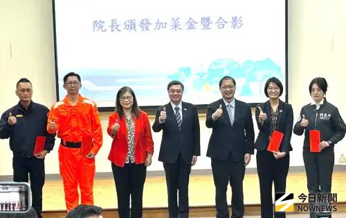 ▲行政院院長卓榮泰(中)頒發加菜金，給查緝毒品走私有功的有關單位及人員，以資鼓勵。(圖／記者黃守作攝，2026.01.30)