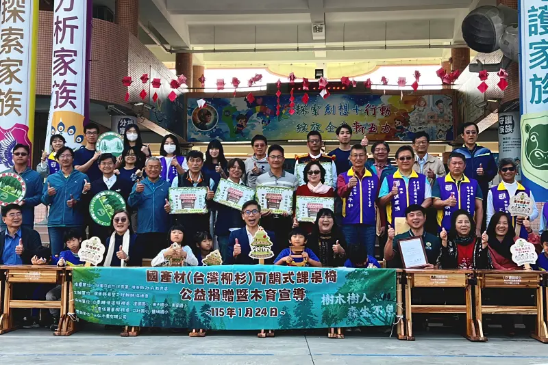 ▲立委鍾佳濱、伍麗華與林保署屏東分署、縣府教育處及學校代表共同出席「國產材可調式課桌椅公益捐贈暨木育宣導活動」。（圖／記者莊全成翻攝）