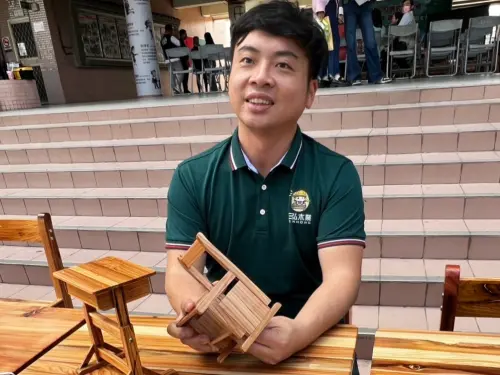 ▲三弘木業副總經理朱哲毅說明可調式課桌椅如何調整。（圖／記者莊全成翻攝）