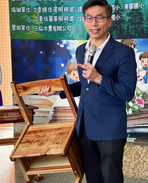 ▲鍾佳濱表示，國產木製課桌椅，透過「看得見、摸得到、聞得到」的方式認識台灣山林與在地林業。（圖／記者莊全成翻攝）