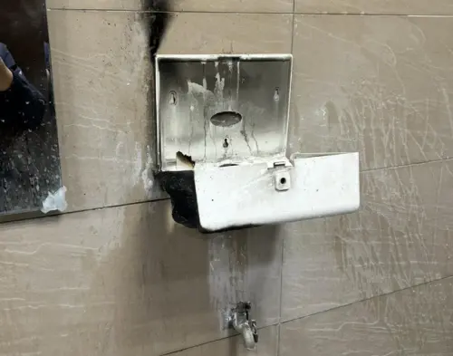 新店慈濟醫院遭縱火　21歲男病患燒急診廁所　擦手架毀、牆壁燻黑
