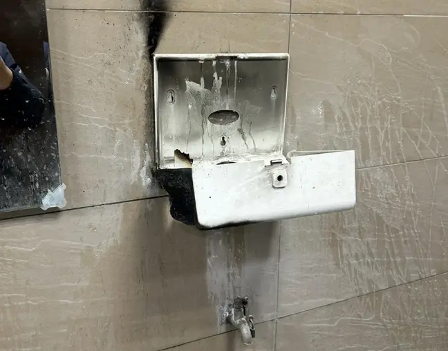 新店慈濟醫院遭縱火　21歲男病患燒急診廁所　擦手架毀、牆壁燻黑