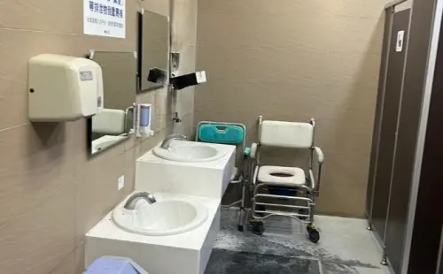 ▲新店慈濟醫院30日發生縱火事件，女廁紙架燒毀、男廁留有燒灼痕跡，火勢由保全撲滅。警方查出涉案者為21歲強制送醫病患，已帶回偵辦，依公共危險罪送辦。（圖／翻攝畫面）