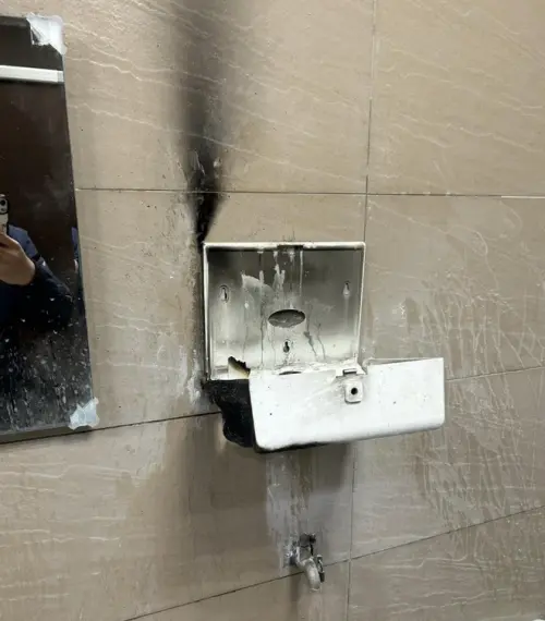 ▲新店慈濟醫院30日發生縱火事件，女廁紙架燒毀、男廁留有燒灼痕跡，火勢由保全撲滅。警方查出涉案者為21歲強制送醫病患，已帶回偵辦，依公共危險罪送辦。（圖／翻攝畫面）