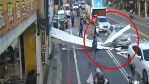 台南工地拆樣品屋意外！柱子倒塌砸中等紅燈轎車　騎士還險被波及
