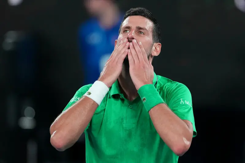 ▲38歲的塞爾維亞球王喬科維奇（Novak Djokovic）今（30）日在澳洲網球公開賽（Australian Open）歷經4小時10分鐘的苦戰，逆轉擊敗衛冕冠軍辛納（Jannik Sinner）後，不僅教練團在看台上泣不成聲，喬帥自己在接受名將庫瑞爾（Jim Courier）訪問時也數度紅了眼框。（圖／美聯社／達志影像）