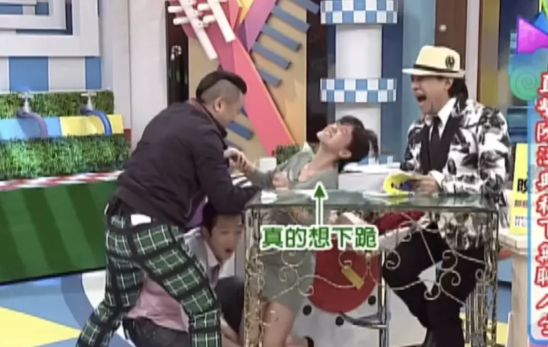 ▲小S在《康熙來了》想對陳漢典下跪，把場面搞得很混亂，蔡康永（右）在一旁笑瘋。（圖／翻攝自我愛貓大）