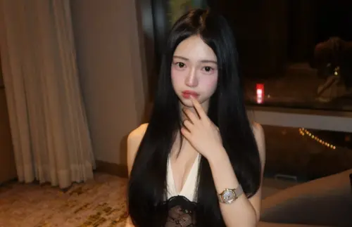 嚴珮瑜18歲就爆緋聞！昔傳熱戀球星吳季穎　變賣父嚴凱泰千萬名錶
