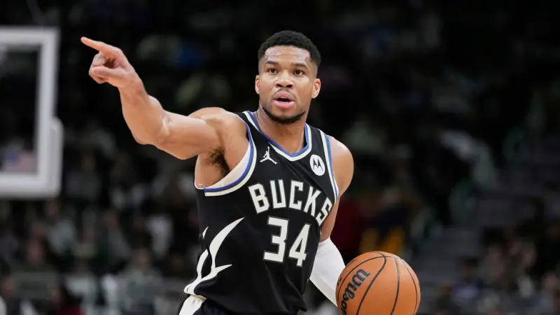 ▲密爾瓦基公鹿隊超級球星「字母哥」阿德托昆博（Giannis Antetokounmpo）被擺上交易賽道，克里夫蘭騎士隊被視為潛在的「新買家」之一，且不排除在交易截止日前發動重磅交易。（圖／美聯社／達志影像）