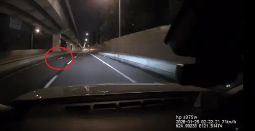 畫面曝光！學霸被丟包台64慘遭4車輾斃　第5車速切換車道閃過　
