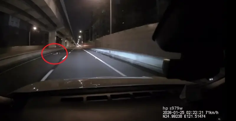 ▲25歲溫姓替代役男日前凌晨搭乘多元計程車，卻在台64線快速道路被林姓司機丟包，慘遭4車輾斃，網友的行車紀錄器拍下學霸倒臥在台64線的狀況。（圖／翻攝Threads）