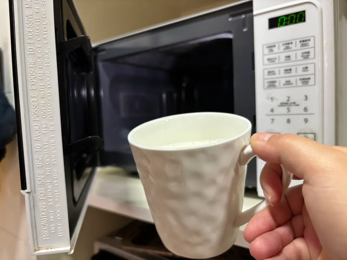 ▲為了方便，許多人習慣用微波爐熱牛奶。但專家示警，微波加熱一旦超過關鍵秒數、溫度飆破 60 度，珍貴的維生素就會大量流失，等於白喝了。（圖／記者徐銘穗攝）