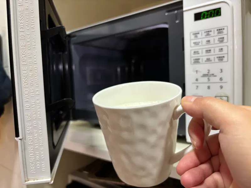 ▲為了方便，許多人習慣用微波爐熱牛奶。但專家示警，微波加熱一旦超過關鍵秒數、溫度飆破 60 度，珍貴的維生素就會大量流失，等於白喝了。（圖／記者徐銘穗攝）