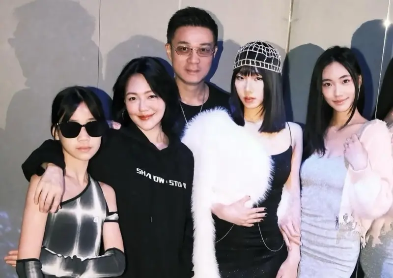 ▲小S（左2）與許雅鈞（左3）婚後育有3名女兒，近日大女兒Elly（右2）、二女兒Lily（右1）登雜誌訪問，2細節直接讓粉絲讚爆，直呼「真的把女兒教得很好」。（圖／小S IG@elephantdee）