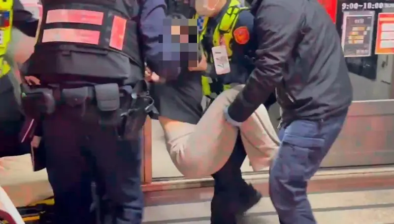 ▲陳姓母親情緒不穩，被警方與醫護人員強制送醫（翻攝畫面）