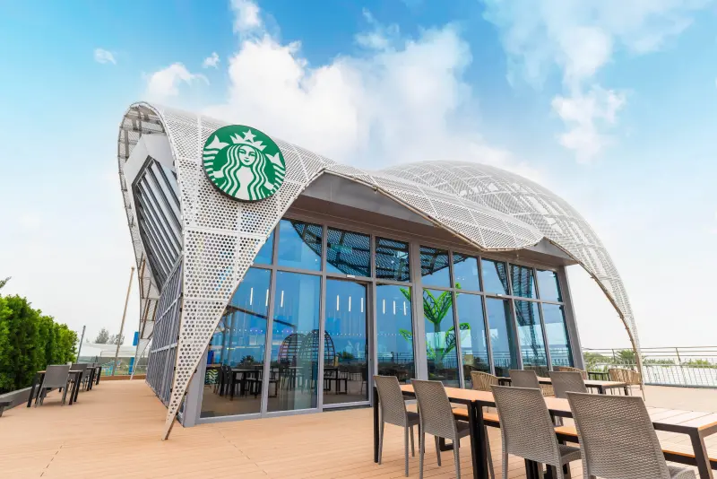 ▲清水服務區改裝後煥然一新，位於3樓的「招潮蟹星巴克」擁有絕佳觀景視野，成為網友公認的「國道最美打卡點」。（圖／星巴克提供）