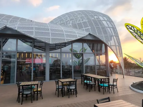 ▲清水服務區擁有全台休息站最強的「制高點」視野，傍晚時分金黃餘暉灑落戶外用餐區，幸運的話還能捕捉到戰鬥機劃破天際的震撼瞬間，難怪被網友戲稱像在拍《一把青》。（圖／翻攝自Google評價）