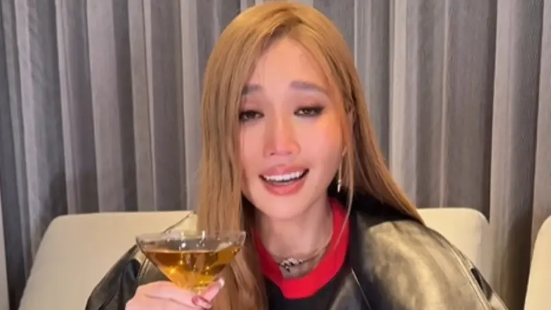 ▲A-Lin（如圖）公然拿酒杯唱魏如萱的歌，神情微醺。（圖／魏如萱 waa wei IG@waawei）