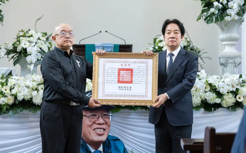 ▲賴清德頒贈褒揚令予台灣戒嚴時期政治受難者關懷協會前會長劉金獅。(圖/總統府提供)