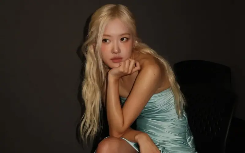 ▲Rosé在出道初期曾是BLACKPINK中的人氣倒數成員，不料她單飛後以一首〈APT.〉爆紅全球，還在去年直接逆襲成美國榜單中的世界百大最美臉孔冠軍。（圖／Rosé IG@roses_are_rosie）