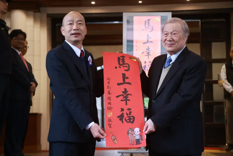 ▲立法院長韓國瑜與秘書長周萬來在立院門口發放春聯。（圖／葉政勳攝，2026.01.31）