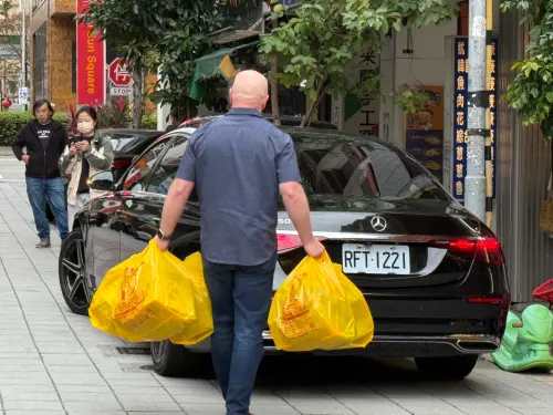 ▲輝達執行長黃仁勳到蜜餞店後，買了好幾袋蜜餞。（圖╱記者林汪靜攝）