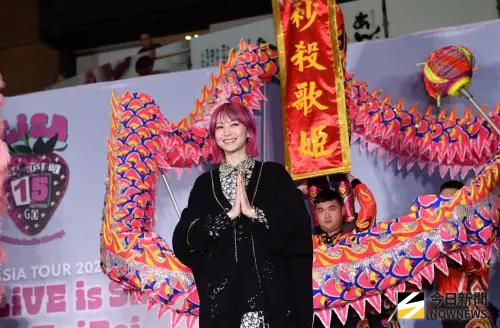 ▲主辦單位為了LiSA北車見面會，準備舞龍舞獅表演。（圖／記者林柏年攝）