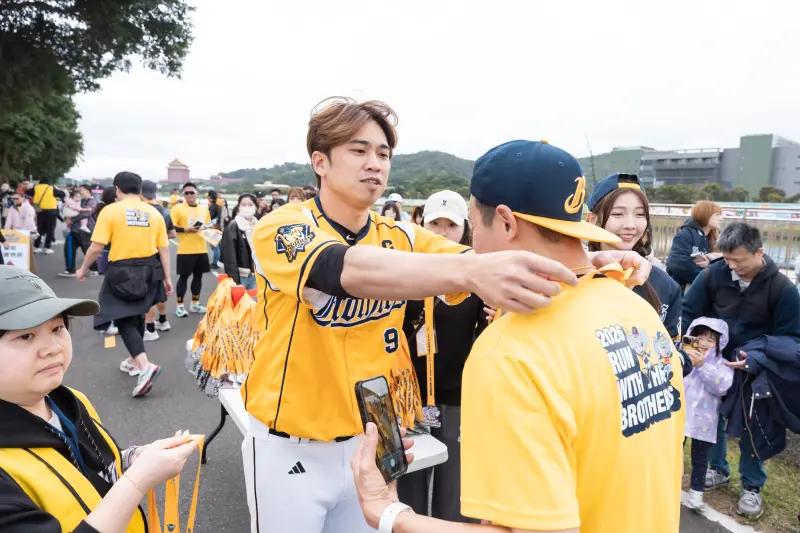 ▲中信兄弟王威晨今日出席路跑活動，被問到本屆中華隊與上屆的陣容差異，王威晨笑說今年的隊長陳傑憲比較帥。（圖／名衍行銷提供）