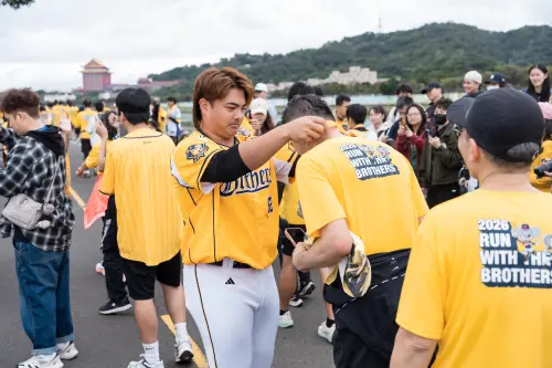 ▲中信兄弟陳琥今日出席路跑活動，他笑說平常都是跑「跑步機」，新球季目標健康出賽，並奪回總冠軍。（圖／名衍行銷提供）