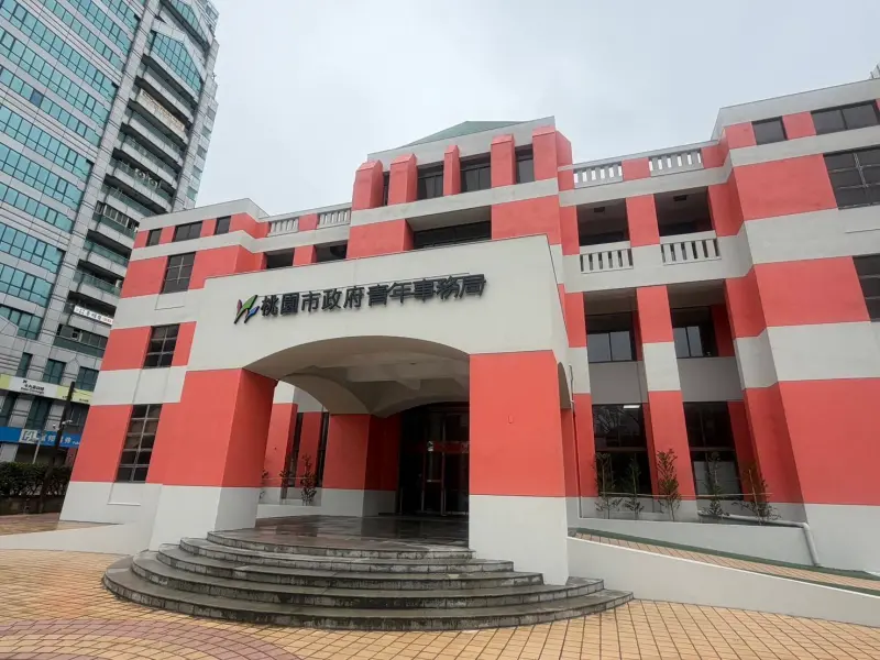 ▲青年局外牆拉皮，卻被民進黨籍市議員黃瓊慧今（31）狠酸，「魔改」、「可能是小畫家弄出來的」。（圖／取自詹江村FB）