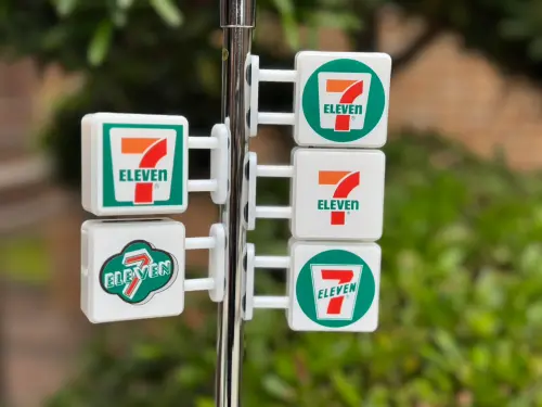 ▲結帳金額滿1111元贈送好禮包含得意廚紙、限量歷年經典Logo燈箱。（圖／7-11.com.tw）