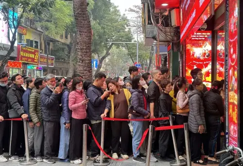 黃金白銀價格閃崩照樣買！越南民眾排隊擠爆銀樓　1小時掃光
