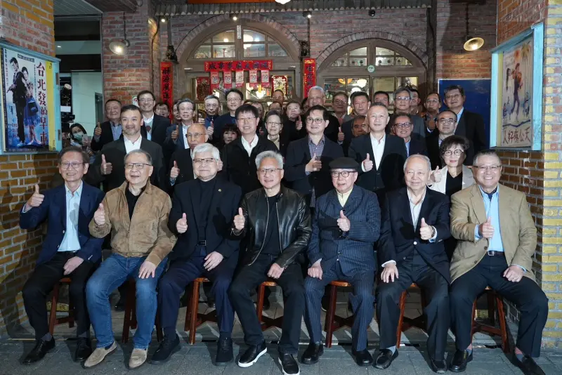 ▲黃仁勳兆元宴前大合照。（攝影／今日新聞）