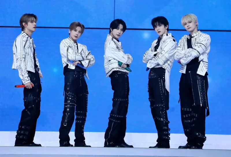 ▲TOMORROW X TOGETHER（TXT）成員然竣（YEONJUN，左起）、太顯（TAEHYUN）、杋圭（BEOMGYU）、秀彬（SOOBIN）、休寧凱（HUENINGKAI）今天在台北大巨蛋舉辦演唱會，一開場就搭車出來，粉絲超驚喜。（圖／讀者提供）