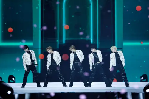 ▲TXT演唱會火力全開，一連飆唱5首歌才打招呼。（圖／讀者提供）