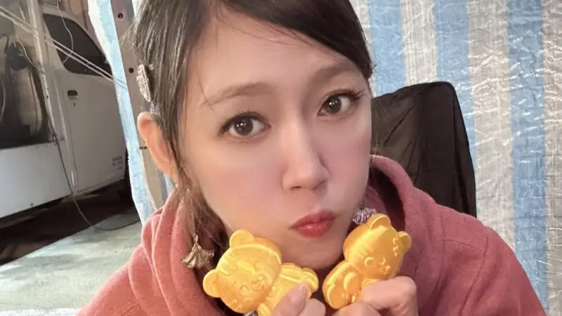 ▲裴琳因骨裂手術，體內目前打鋼釘無法拍戲，近期體重降到38至39公斤，轉而斜槓經營雞蛋糕餐車，在寒風細雨中親力親為，粉絲現身力挺。（圖／翻攝自臉書@裴琳的虎咬咬）