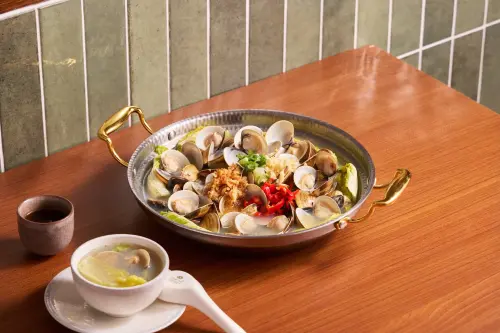 ▲「如嫦 卜卜蜆．港式雞煲」的主力招牌，首推「卜卜蜆系列」，圖為原味的招牌卜卜蜆。（圖／如嫦 卜卜蜆．港式雞煲提供 www.instagram.com/ruchang_hotpot/）