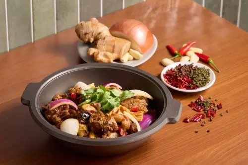 ▲「港式雞煲」強調先乾吃、後涮煮的「一鍋兩吃」方式。（圖／如嫦 卜卜蜆．港式雞煲提供 www.instagram.com/ruchang_hotpot/）